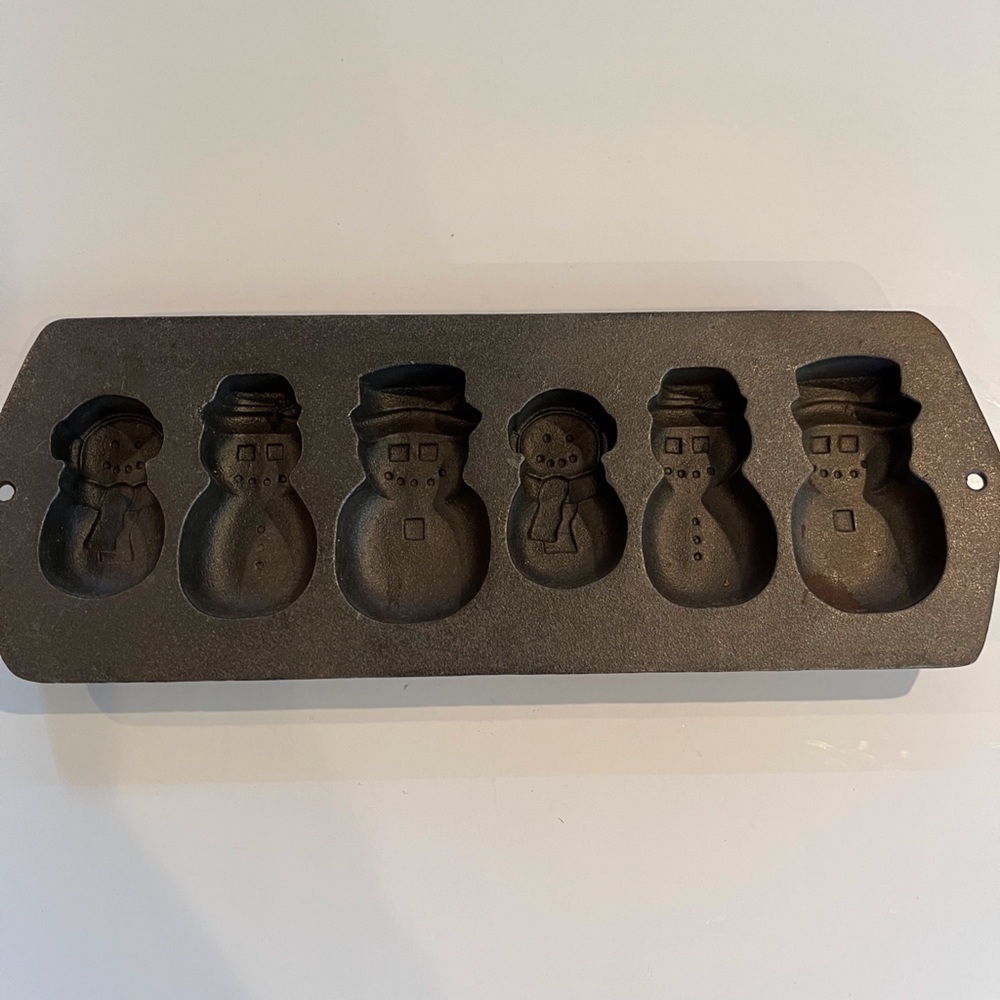 Lodge Cast Iron Snowman Cake Family Pan